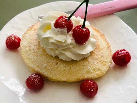 可愛い♡さくらんぼとホイップクリームのパンケーキ